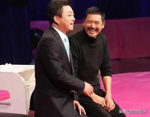 周润发当众下跪4次意欲何为？第3次差点“玩惨”朱军