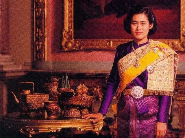 泰国公主戴中国围巾亮相冬奥会！生活朴素，和国王比简直一股清流