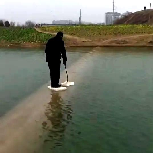 河南一男子脚踏泡沫板渡过河，神操作惊呆网友，却是怕打湿脚