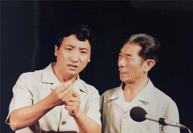 1984年，姜昆受邀去美国演出，临走前中央给出两个特殊指示