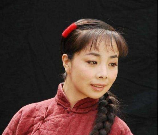 王二妮：22岁成名，29岁嫁初恋农村丈夫，被婆家宠成小公主