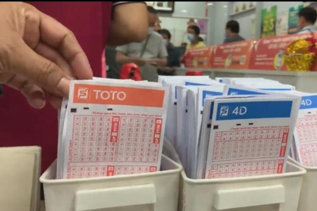 万例确诊！丝滑大雨！无法阻挡新加坡居民买彩票的热情，百米长龙