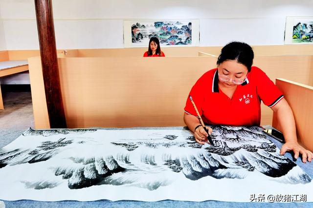 这个乡村不仅山水灵动，村民竟然还能绘画，作品被十多个国家订购