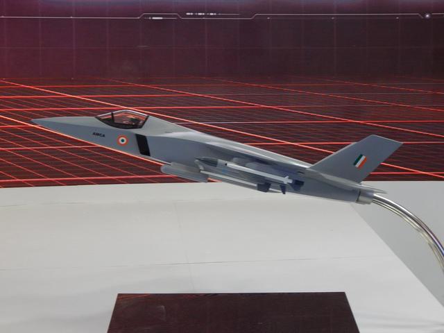比F22还大的隐形战机亮相新加坡航展，10年内能够首飞，就算它赢