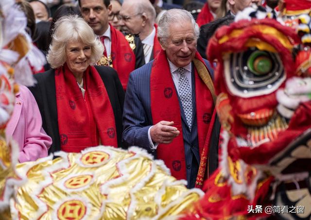 查尔斯王子中文拜年，与卡米拉戴红围巾看舞狮，“求生欲”杠杠的