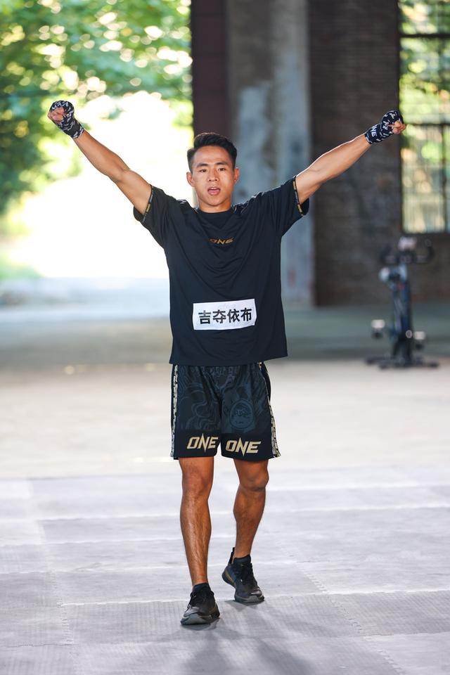 吉夺依布：称重时想穿彝族上衣，赢下比赛给爸妈盖新房丨专访