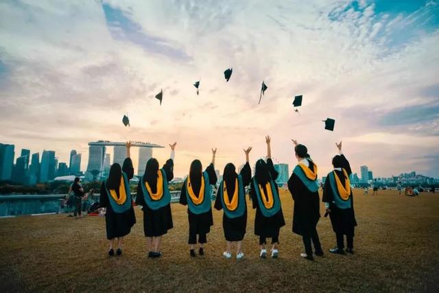 新加坡中学毕业，转战英国就读大学，3年8个月获得本科学位证书
