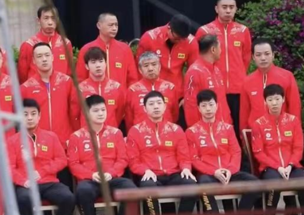 国乒大合照！运动员稍显疲惫，刘诗雯揉眼犯困，马龙发型有些凌乱