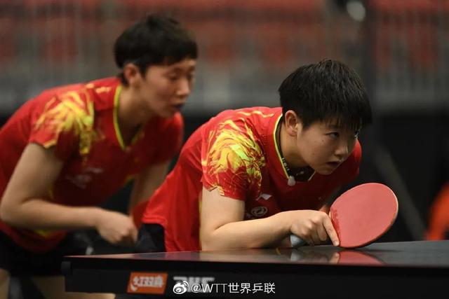 WTT新加坡大满贯：王楚钦/孙颖莎晋级混双4强，“海产姐妹”横扫晋级