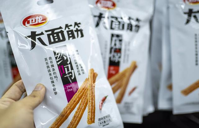 靠5毛辣条，年入百亿，成“辣条一哥”，如今却被网友骂、官媒批