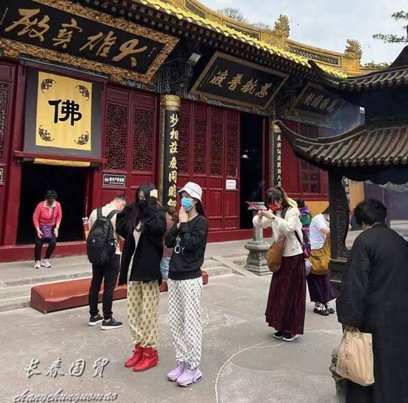 By2现身普陀山拜佛被偶遇 打扮低调双手合十跪拜