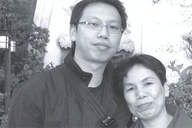 2000年，破产女老板收养孤儿，送他留学，15年后养子回报1530万