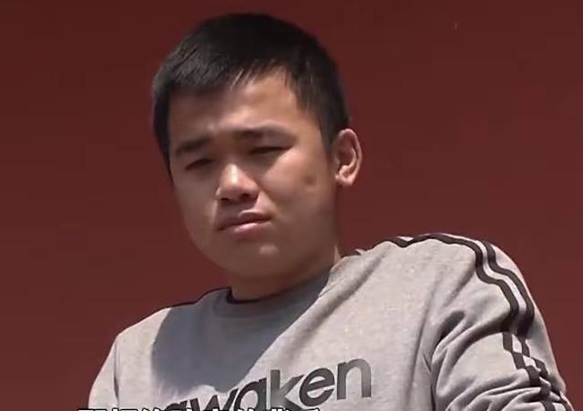 2016年，他在路边摊吃炸生蚝，竟找到失散13年的家，故事让人唏嘘