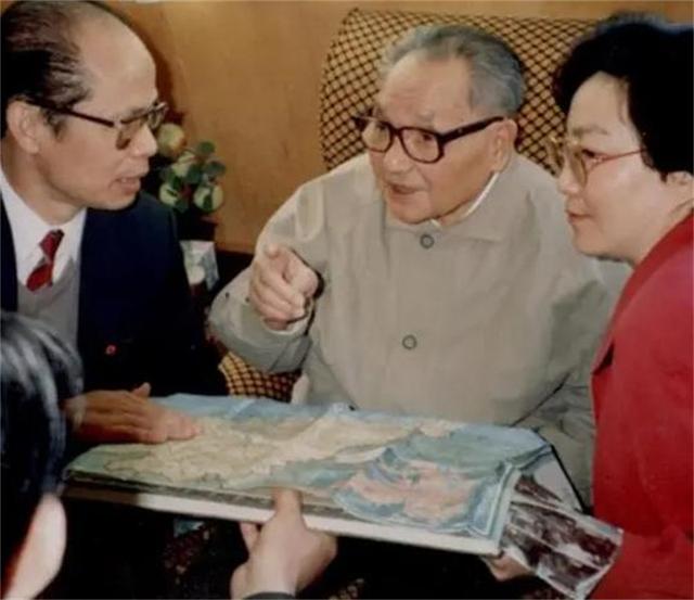 1992年一位老人坐在开往南方的列车上：世界巨变，中国的机会来了