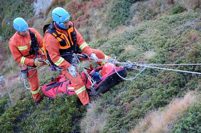 他在高山悬崖上“飞檐走壁”，营救80多人