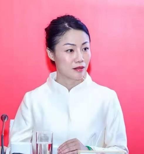 中国最贵女秘书，年薪849万元，有3个硕士学位，47岁还没结婚