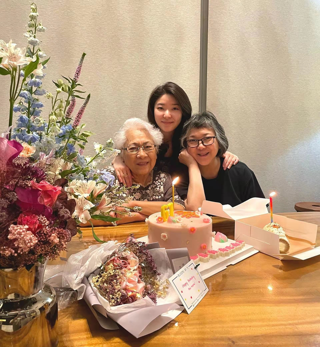 74岁前TVB金牌绿叶在女儿茶餐厅帮忙，低调朴素毫无明星架子