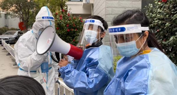 上海这个小区封了3000多名居民，11岁印度籍少年当起小喇叭广播员