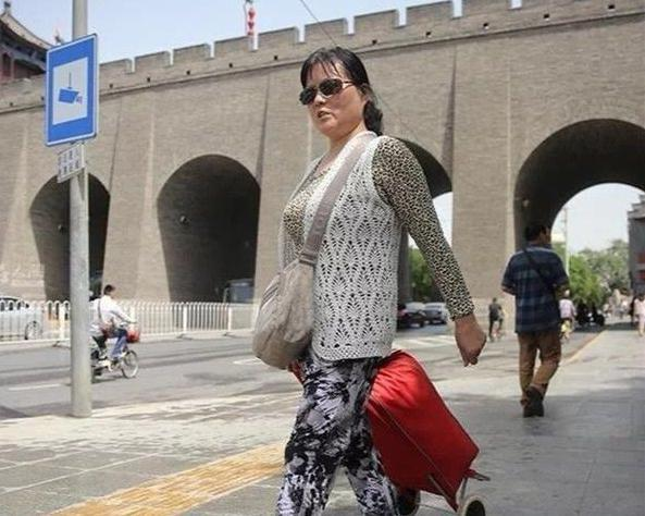 陕西女人，丈夫出轨后，她20年暴打8000个小三，成“抓三”专业户