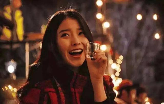 和姑娘们一起喝酒，聊一聊那些最美的时光