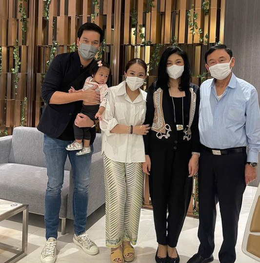 泰国英拉和他信一家团聚，英拉开心抱着他信小女儿的新降世孩子