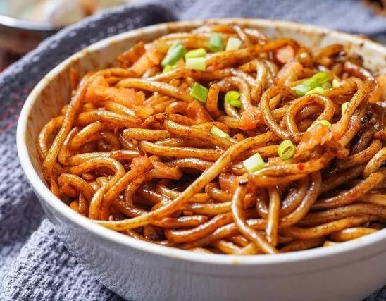 武汉妹子的美食主张：一碗热干面、站着吃的特色，都是她的乡愁