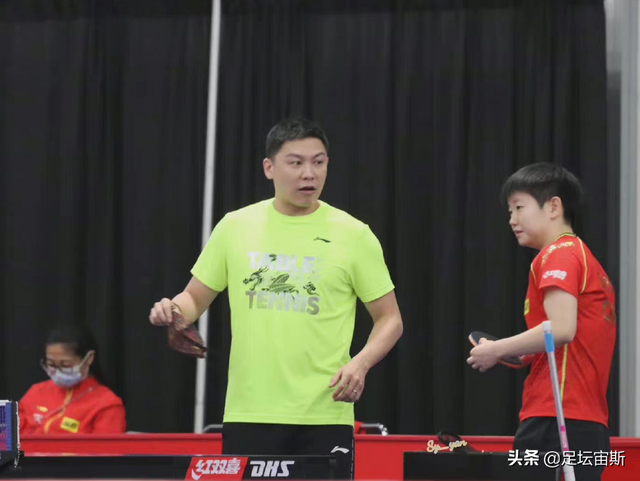 陈玘手把手教女儿打乒乓球，见闺女站球台上捣乱，拿球砸娃笑开花