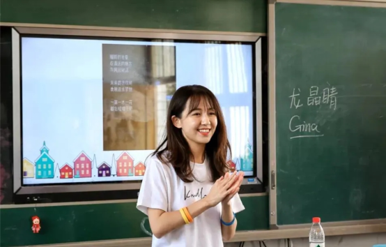 湖南长沙女孩，曾在美国留学，自称支教11年，因违法募捐被处罚