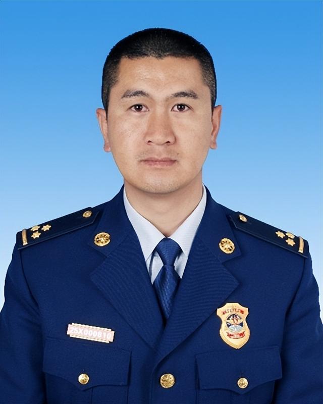 他在高山悬崖上“飞檐走壁”，营救80多人