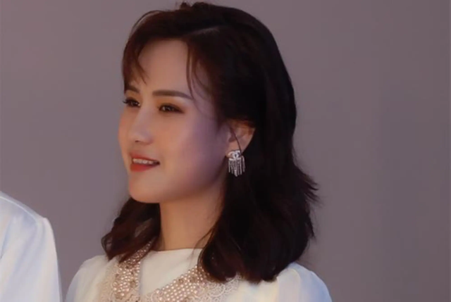 辽宁歪脸女孩，父母双亡，她整容变美女，拒百万年薪，只想当老师