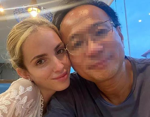 五旬亚裔富翁，四婚娶小30岁网恋嫩妻，称找到了真爱