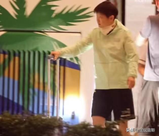 国乒8大主力启程赴新加坡，孙颖莎把口罩挂脖子，马龙背书包现身