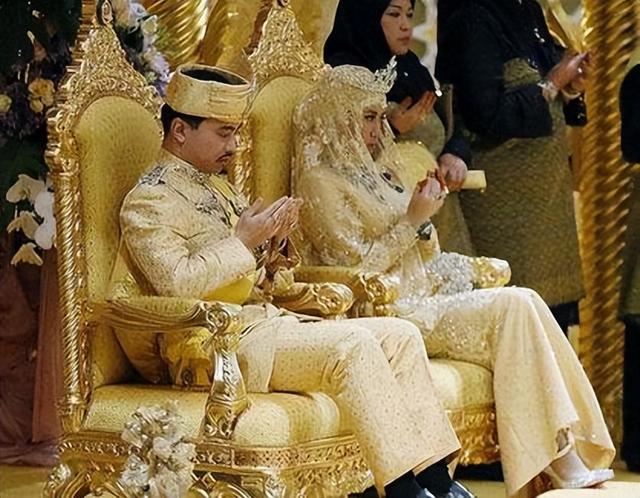 文莱30岁王子真迷人：住黄金宫殿身材颜值爆表，准王妃是豪门千金