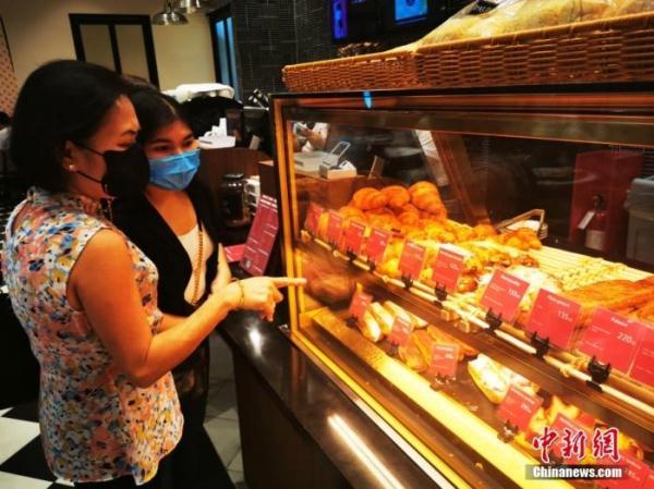 多国宣布放宽出入境限制 完全接种疫苗者免核酸
