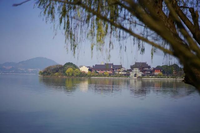 浙江最大淡水湖，西施后代至今仍聚居在湖畔的明清老建筑里