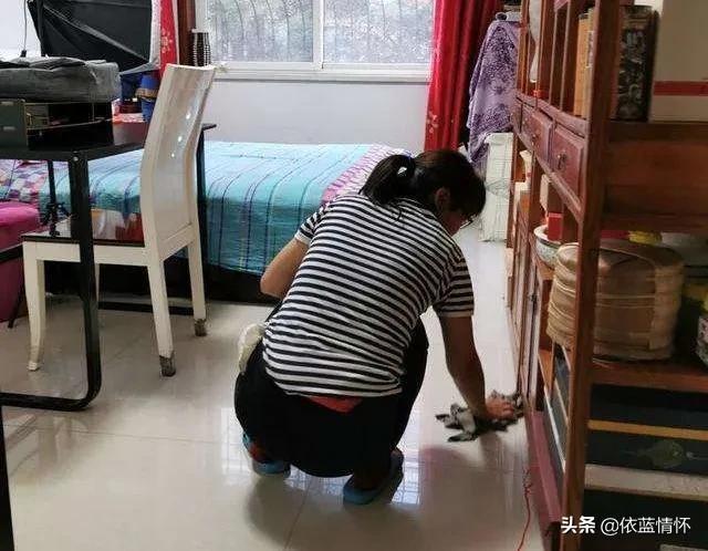“千万富婆”当钟点工，跪着擦地，叫停留学的儿子，能改变命运吗