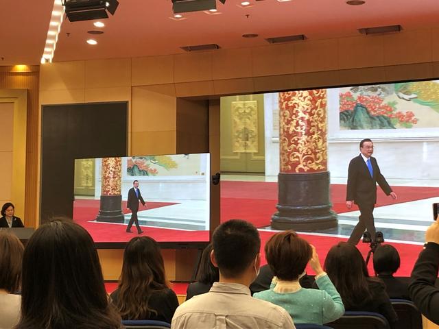 10场总理记者会，3次“隔空问答”