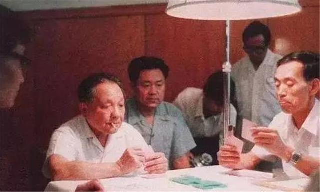 1992年一位老人坐在开往南方的列车上：世界巨变，中国的机会来了