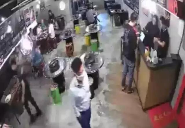 新加坡一对男女网友首次约会双双“逃单”，社交摇一摇真不靠谱