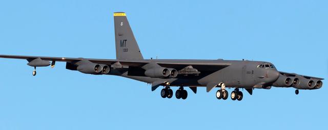 土耳其封锁海峡，美国军舰隔岸观火，B52H核轰逼近黑海，自取其辱