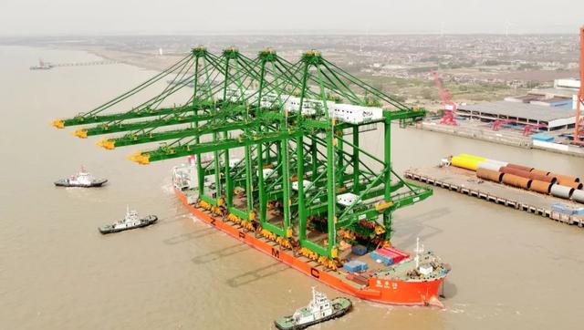 在建世界规模最大自动化码头——新加坡大士码头首批设备全部完工