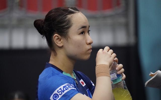 伊藤美诚又输中国人垂头丧气！胳膊太短够不到球，走两步缓解尴尬