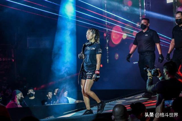 “ONE:X”头条主赛落幕，李胜珠降服斯坦普成功卫冕世界冠军