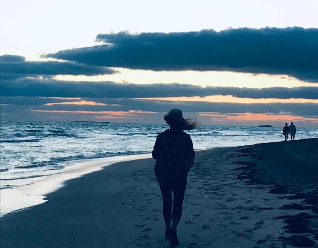 我们班嫁到国外的三个女同学，经历坎坷，一人已经离世