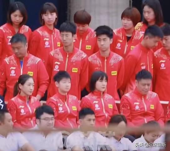 国乒拍合照，马龙犯困显憔悴，王曼昱挤进男队发懵，刘诗雯揉眼睛