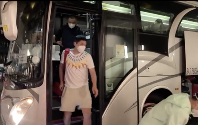 国乒平安抵达新加坡！孙颖莎接受新教练指导，刘诗雯、王曼昱合练