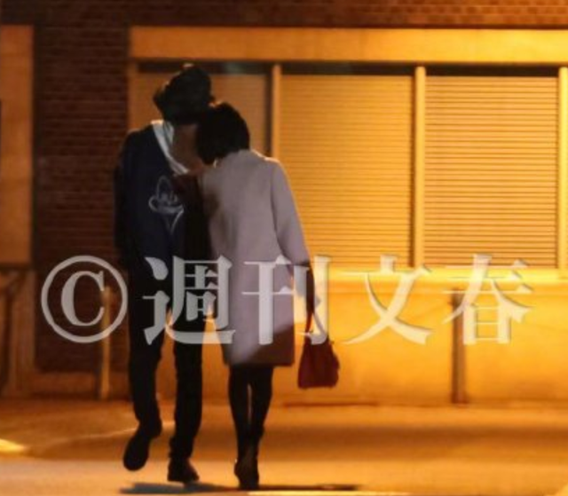 日本男星被曝一晚约会三位女性！街头亲密拥抱好暧昧，本人已道歉
