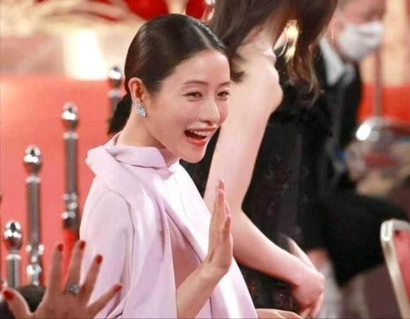 石原里美挺8个月孕肚走红毯，少女感依旧