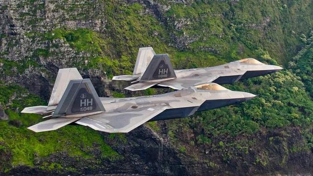 美国军费7730亿再创新高！同时退役33架F-22，到底有何用心？