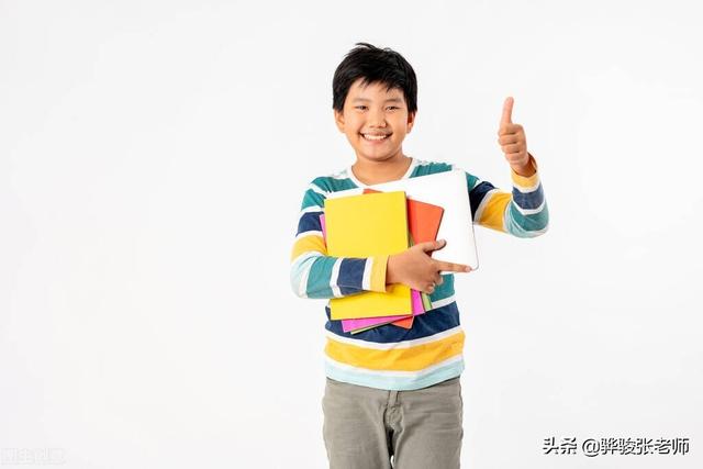 他12岁去新加坡读初中高中，在英国读本科硕士，回到杭州就业